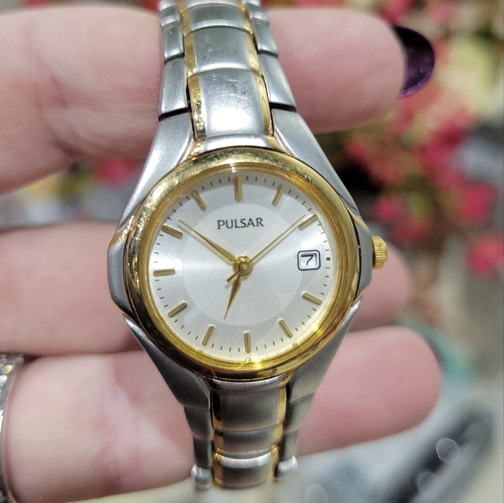 PULSAR WATCH WITH DATE. EXCELLENT CONDITION. New battery installed. Vtg